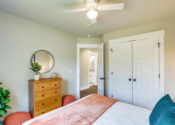 Getaway W/ Fire Pit: 3 Mi To River Arts District!
