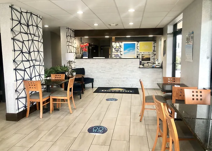 Motel: Days Inn By Wyndham Asheville Downtown North