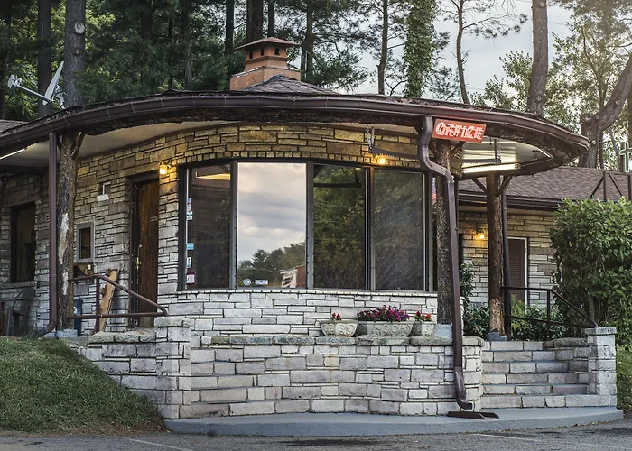 Cheap hotel: The Mountaineer Inn - Asheville